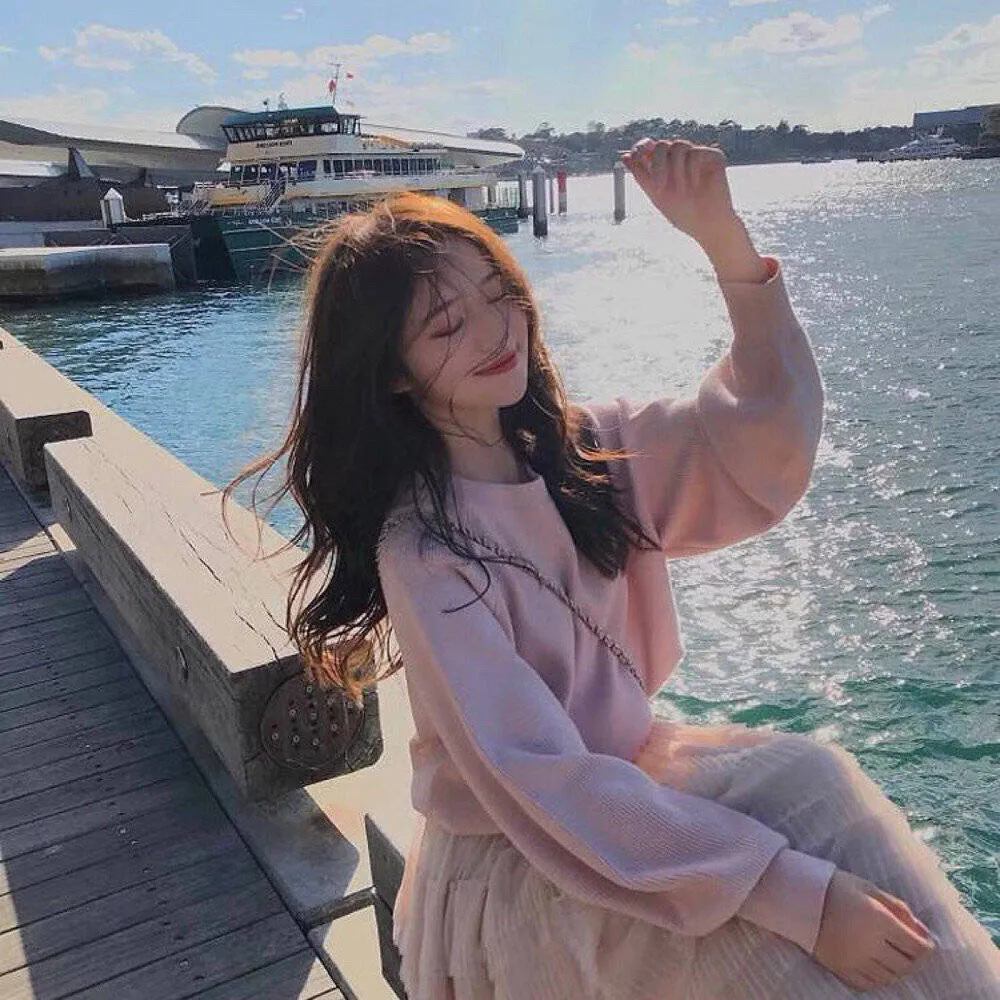 她行走于黑暗中